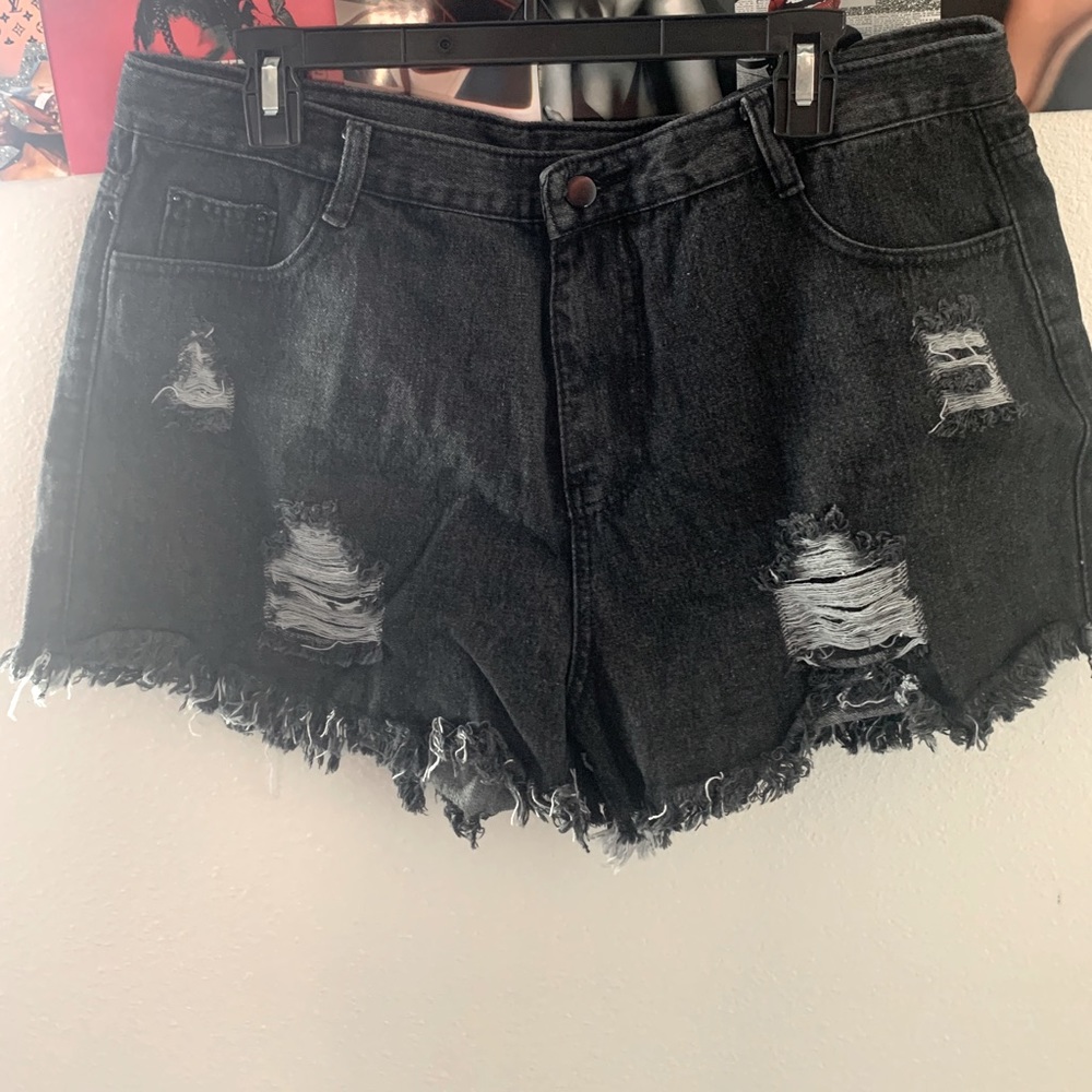 Black distressed Shorts 🖤